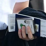 남돌 휴대폰에 붙어있는 스티커의 정체