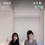 <b>채령</b> 옷 정보 아는 사람 ㅜ