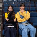 미니언즈로 변신한 뮤뱅 <b>MC</b> 장원영, 이채민