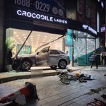 천호역서 <b>SUV</b>차량 상가 옷가게로 돌진…1명 사망·2명 부상