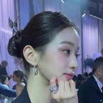 장원영은 중국 네티즌들에게 욕 먹으면서 홀로 싸우는데