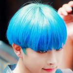 파랑으로 <b>완성</b>된 판타지 주인공 아이돌
