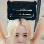 양갈래 머리하고 화보 촬영한 '아이들' 슈화-<b>민니</b>