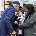 사탕 주며 아이 <b>이마</b>에 <b>뽀뽀</b>하는 바이든 대통령