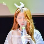 [댓글부탁해] 연예인들 생수에 <b>빨대</b> 꼽아마시는거