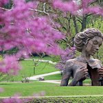 금<b>손들</b>의 위트 넘치는 작품