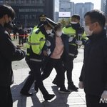 경찰에ㅜ끌러나가는 <b>유족</b> 살인마정부