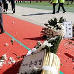 尹 조화 <b>내동</b>댕이 친 유족…경찰제지에 "그날도 이렇게 막지"