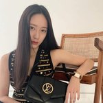 아이보리 블라우스 위에다