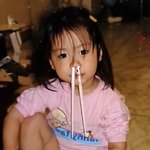 하얀색 블라우스 <b>위에</b> 겉옷