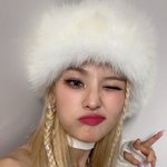 [모두드루와] 본인 얼굴보다 큰 털 모자 소화해 낸 신인 여자 아이돌
