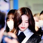 안유진 공항 헤메