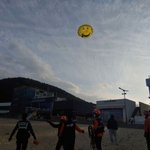 10대와 엄마, 강풍에 휘말려 날아가자…<b>시민</b>들이 밧줄 당겨 구했다