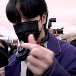 [댄스가수] <b>위아이</b> 입국, 마중 온 팬들에게 손하트 시