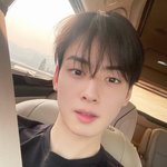 달리는 <b>차안</b>에서도 빛나는 외모
