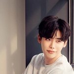 온갖 <b>사연</b> 있을 것 같은 눈빛의 남배우