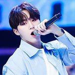 보컬로 <b>무대</b>를 꽉 채우는 <b>아이돌</b>