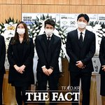 빈소 지키는 노소영 곁엔 아들·딸·사위