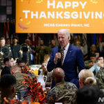 추수감사절 해병대 가족 <b>만찬</b> 연설하는 바이든