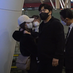 [스포츠] 류현진 &amp; <b>배지현</b>, 딸과 함께 입국 반가워