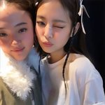 제니와 사진 찍은 엘라그로스.jpg 진짜 예쁘다 <b>YG</b> 연습생이라는데