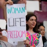 이란 VS 잉글랜드 경기 응원하는 이란 <b>관중들</b>