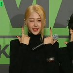 부끄러운 <b>허윤진</b>