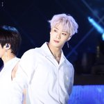 <b>빈이</b> 어깨에 치이고 싶구나..