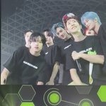 [NCT드림] 런쥔이 전광판 나오는 거 보고 참하게 웃어주는 거...