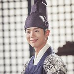 <b>곤룡포</b> 입고 왕 역할 찰떡 소화한 배우