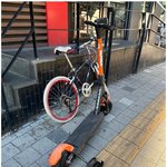 아무렇게나 방치되어 있는 전동킥보드, <b>시민</b>의 통행을 방해하고 안전을...