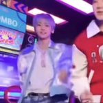 [NCT드림] 목에 <b>흰색</b> 선글라스인지 고글인지