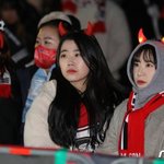 표정이 굳어지는 거링<b>응원</b> 국민들
