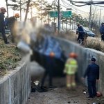 승용차 추락 10대 사망.운전자 부상