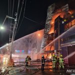 인쇄공장 큰불.대응2단계 <b>발령</b>.건물 10개동 불타며 인근 확산중