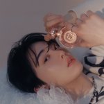 아스트로 <b>산하</b> X 위키미키 유정 퍼스트룩 게스 향수 화보.jpg
