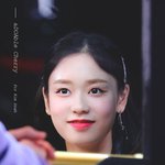 눈,코,입으로 꽉 차 <b>여백</b>이 없는 얼굴