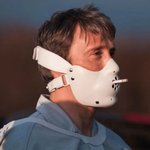 담배 피는데 촬영하는 것 같은 매즈 미켈슨