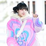 [19] [현장포토] "오늘의 귀요미"...최예나, 깜찍한 <b>오리</b>