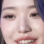 장원영 <b>이빨</b>에 머 낀거여