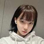 <b>흰색</b> 후드티의 윈터