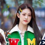 <b>한줌</b> 허리 자랑하는 여자 아이돌