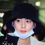 공항에서 아무리 가려도 얼굴이 빛이라..