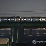 한강철교 위서 서울지하철1호선 멈춰 승객 500명 갇혀 <b>추위</b>에 떨어