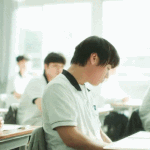 약한<b>영웅</b>에서 박지훈이 자신의 뺨 때리는 장면 말야