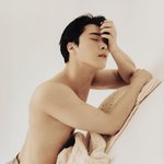 <b>상의</b>탈의하고 촬영하는 문빈