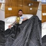 <b>메시</b>, 침대에서 트로피 품고 ‘꿀잠’…꿈에서도 우승?"