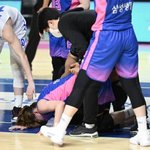 여자농구 용인삼성생명 2명 부상 <b>들것</b>에 실려 병원 이송 사태