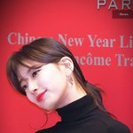 공항에서 항상 웃음을 잃지 않는 수지