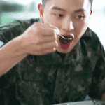 군복이 <b>칙칙</b>하지 않을 수도 있네..